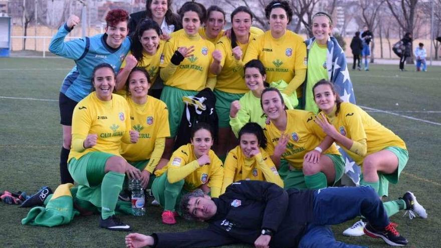 Las jugadoras del Amigos del Duero celebran la victoria sobre el césped.