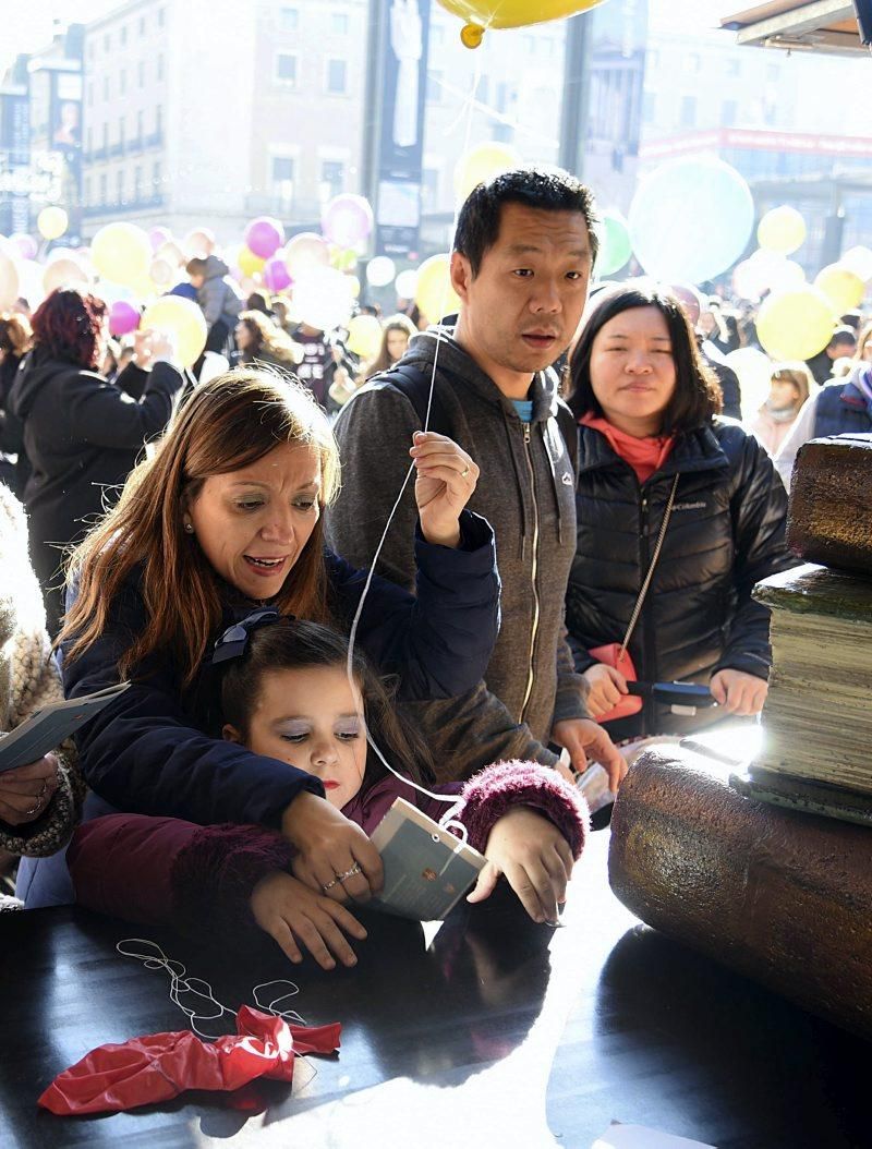 Suelta de globos literarios en la plaza del Pilar