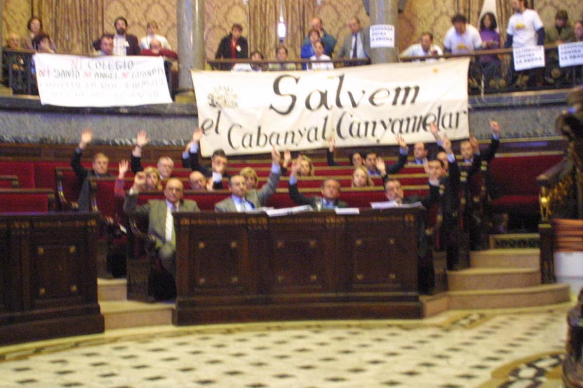 2001. El gobierno municipal aprobó el Plan Cabanyal ante las protestas de Salvem en el pleno. José Aleixandre