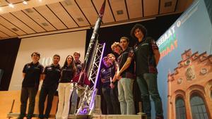 Los nueve estudiantes de la UPC junto a su cohete LUCID.