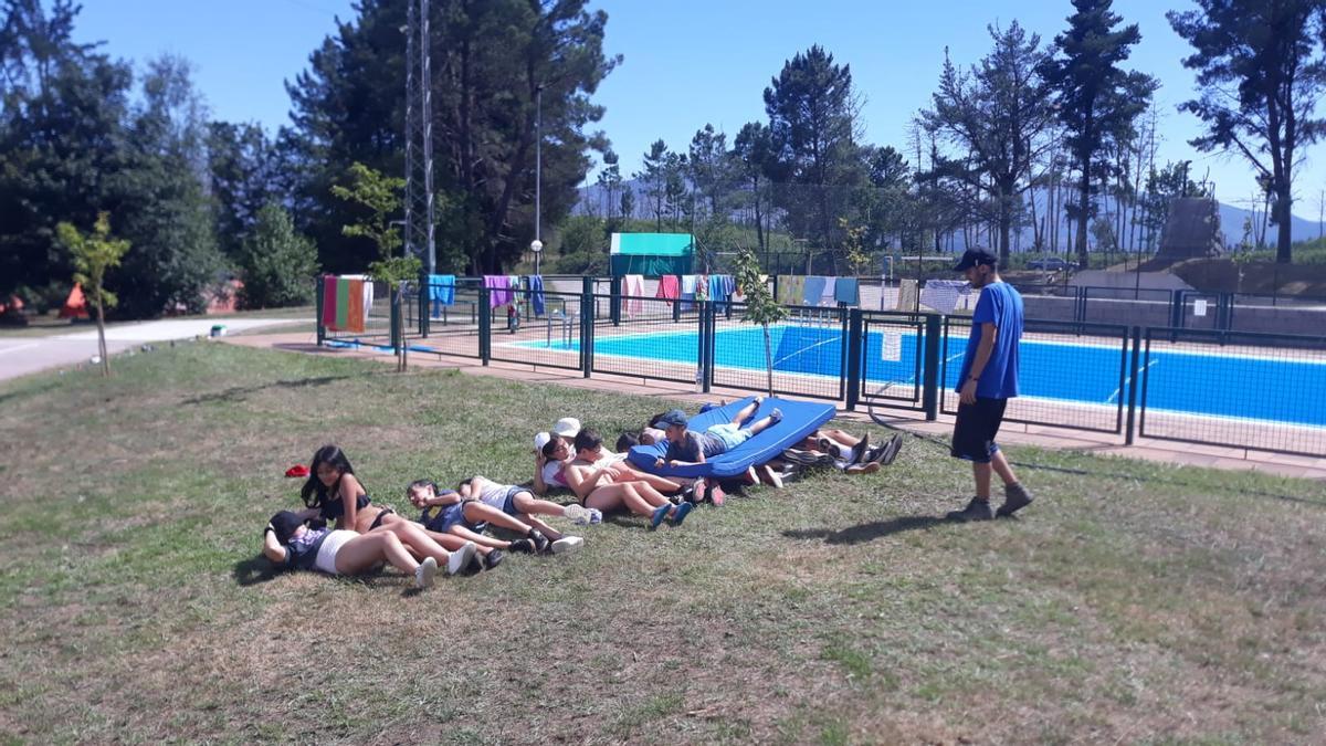 Los juegos en la piscina son habituales en los campamentos de verano.