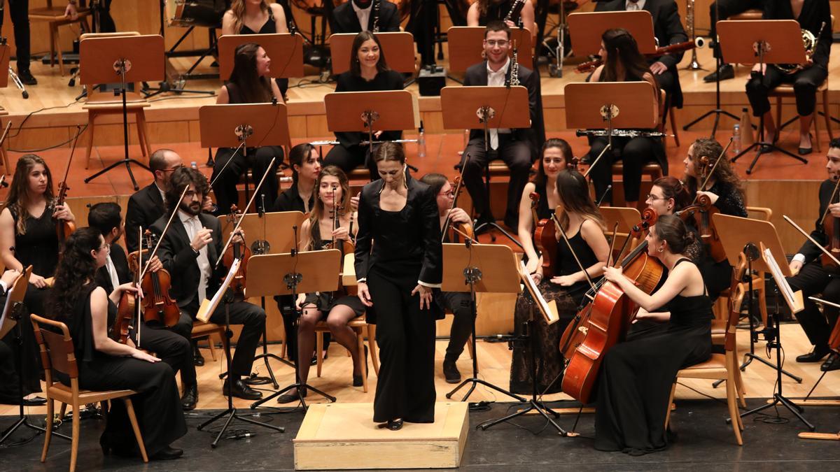La directora aragonesa Laura Pérez Soria, asentada en Viena, durante el concierto que dirigió en 2019 en la Mozart al frente de la Sinfónica Ciudad de Zaragoza.
