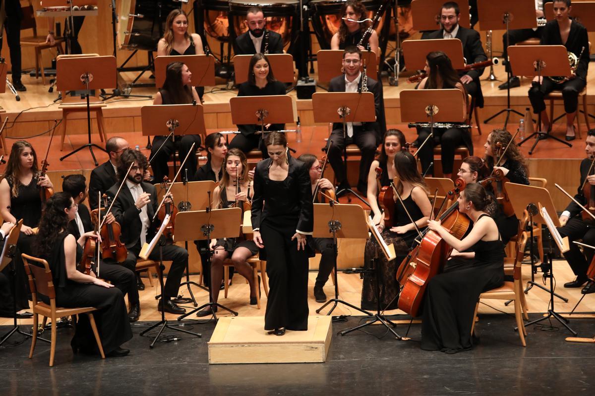 La directora aragonesa Laura Pérez Soria, asentada en Viena, durante el concierto que dirigió en 2019 en la Mozart al frente de la Sinfónica Ciudad de Zaragoza.