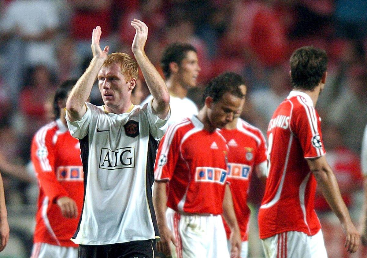Scholes, del Manchester United, aplaude al término del partido de la Liga de Campeones contra el Benfica