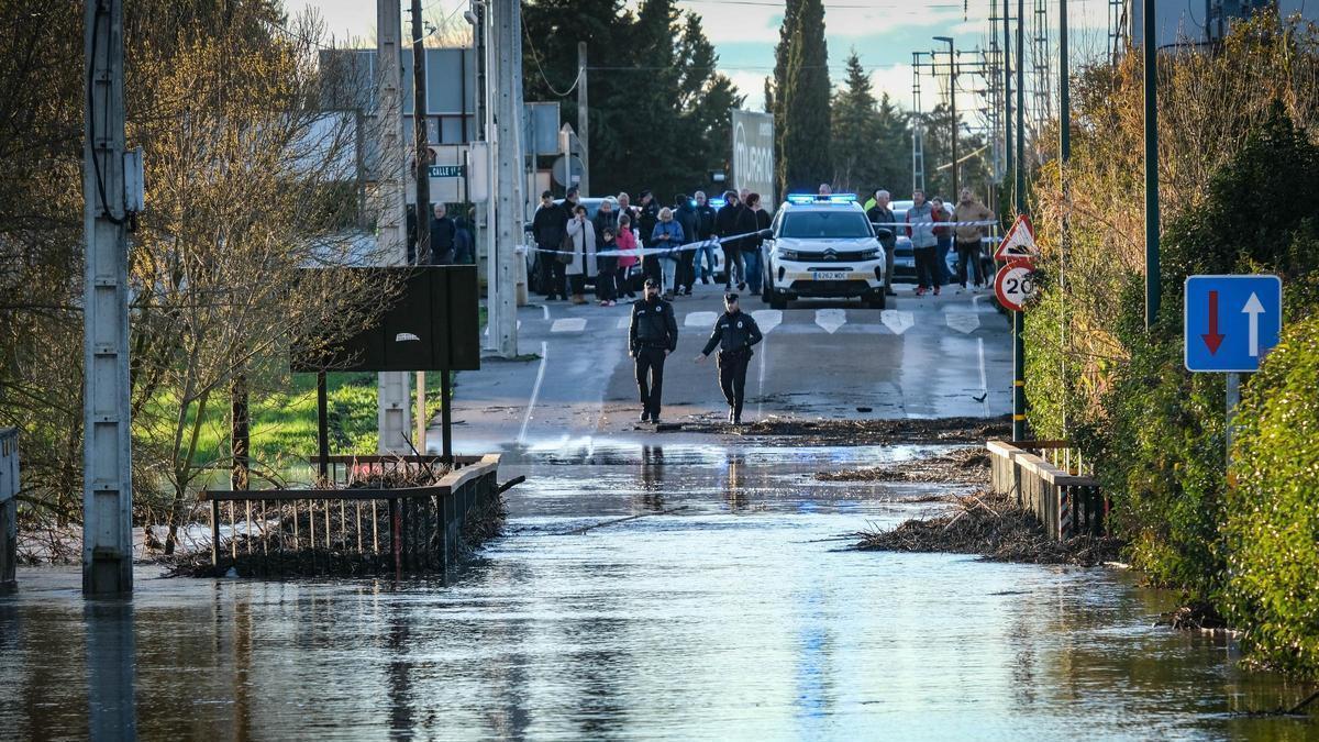 Carretera anegada por las lluvias en la Dehesilla de Calamón de Badajoz.