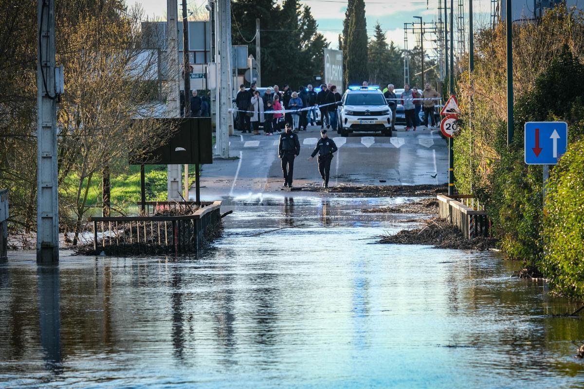 Carretera anegada por las lluvias en la Dehesilla de Calamón de Badajoz.
