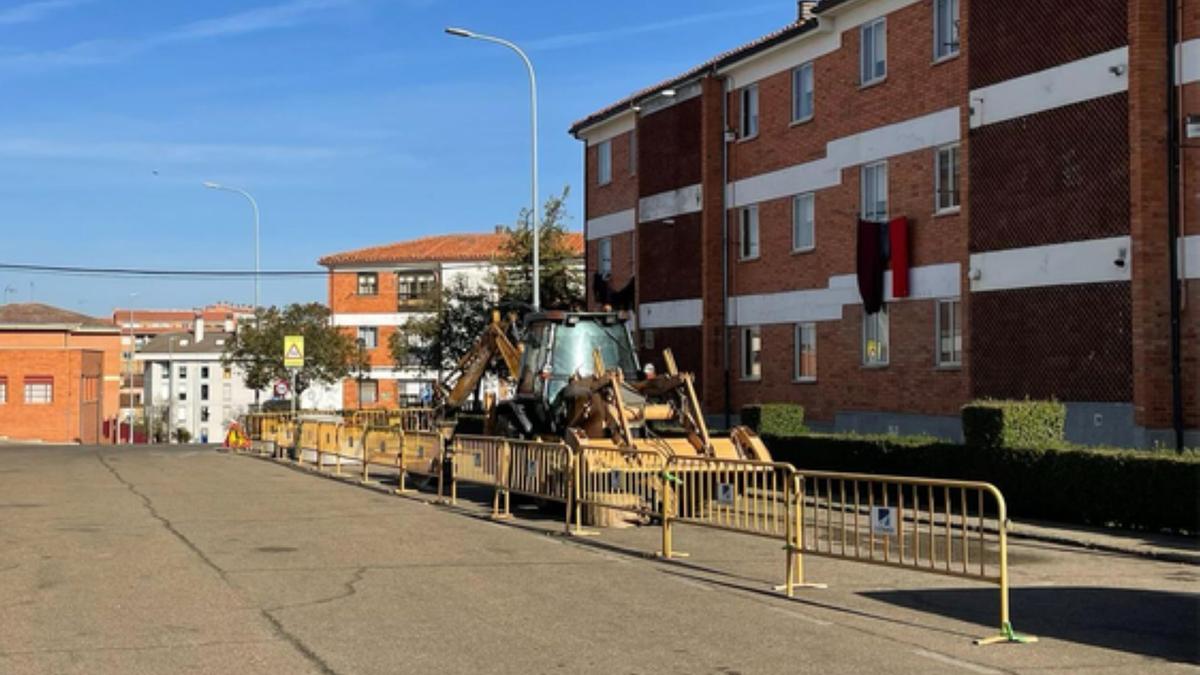 Las obras han comenzado hoy en el barrio de San Isidro de Benavente. /  E. P.