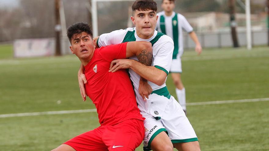 Lance de un partido entre el Córdoba juvenil y el Sevilla en la Ciudad Deportiva.