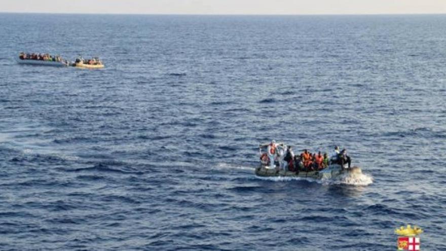 Cientos de personas se siguen arrojando al Mediterráneo