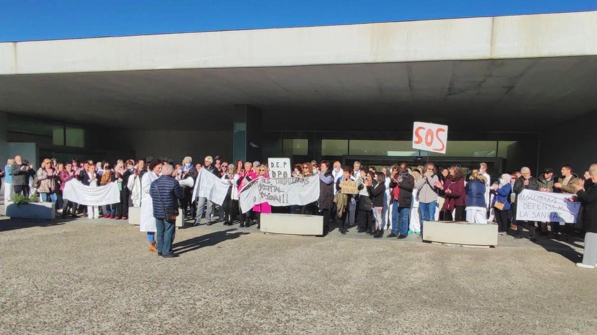 Protesta ahir davant l'entrada de l'hospital d'Olot.
