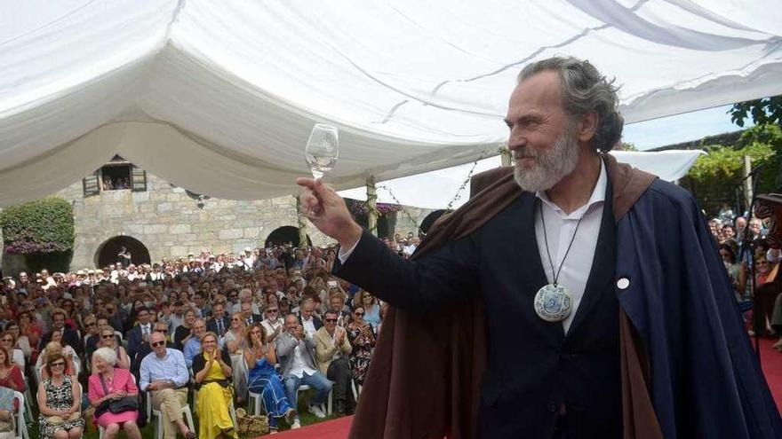José Coronado brinda con una copa tras ser reconocido como embajador de Albariño.