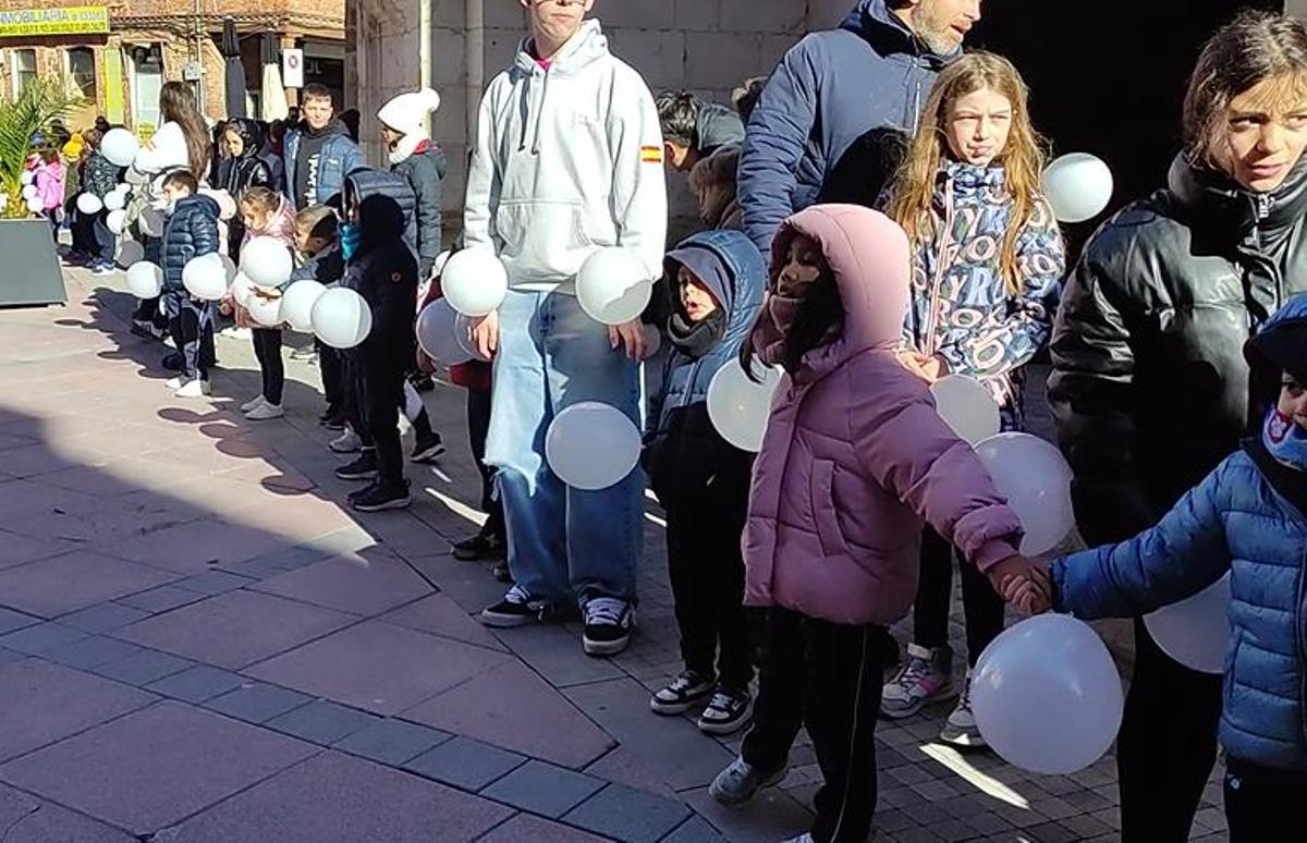 GALERÍA | El colegio Virgen de la Vega de Benavente realiza una gran cadena humana por la paz