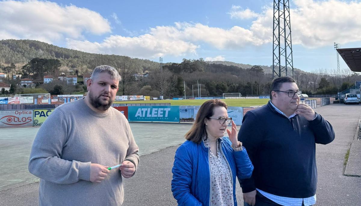 Pola esquerda, o tenente de alcalde, Manuel Seijas; a edil de Deportes, Sandra González; e o alcalde, Francisco Pérez.