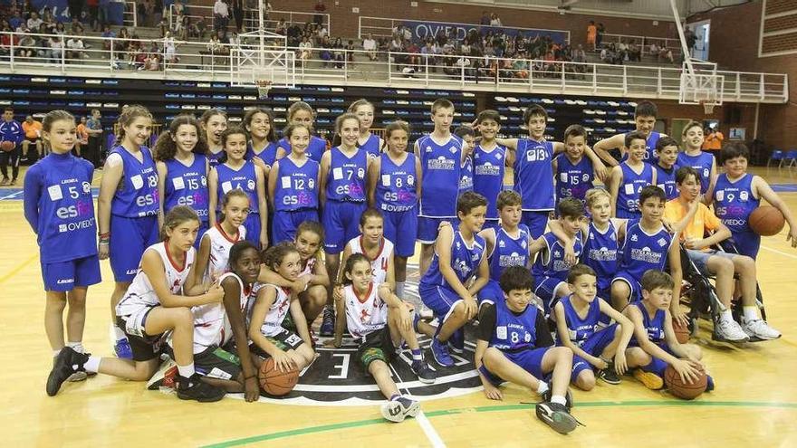 Los cuatro finalistas en categoría alevín de la Copa Integra Energía celebrada ayer en el polideportivo de Pumarín.