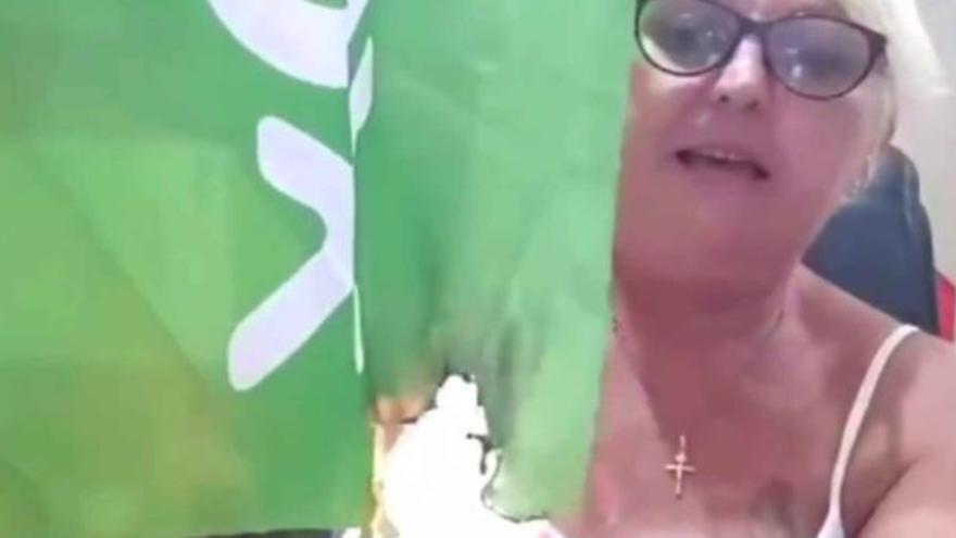 Luisa Garrido anunciando que dejará de votar a Vox, quemando una bandera