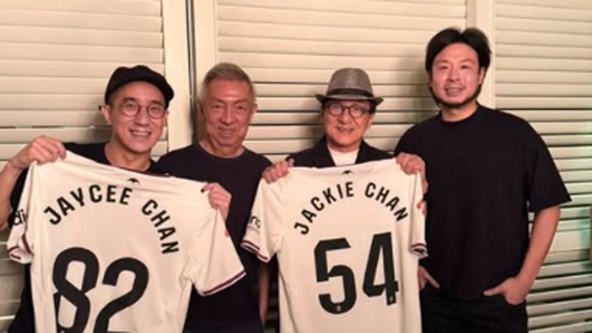 Jackie Chan, con los Lim, posando con la camiseta del Valencia CF