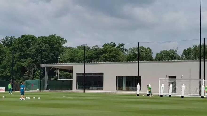 La selección brasileña se ejercita entre bromas y juegos; Neymar continúa en el gimnasio