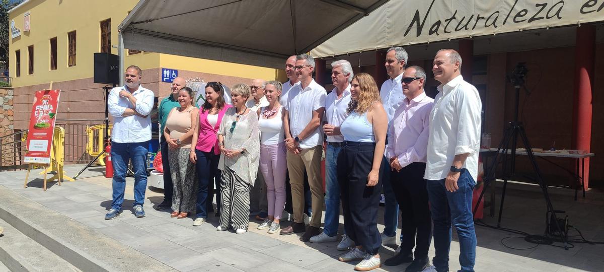 El alcalde de Valsequillo, Juan Carlos Hernández Atta, junto a representantes del PSOE, del PP y de Vox, en la feria de la fresa.