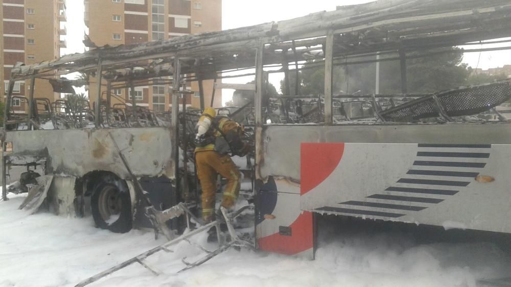 Un autobús arde en Campoamor