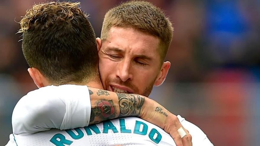 Ramos abraza a Cristiano Ronaldo tras su primer gol.