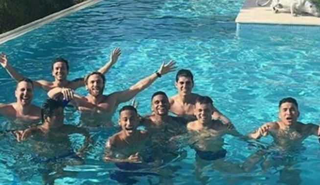 Neymar, dándose un remojón con sus amigos en una vivienda de Ibiza (mayo)