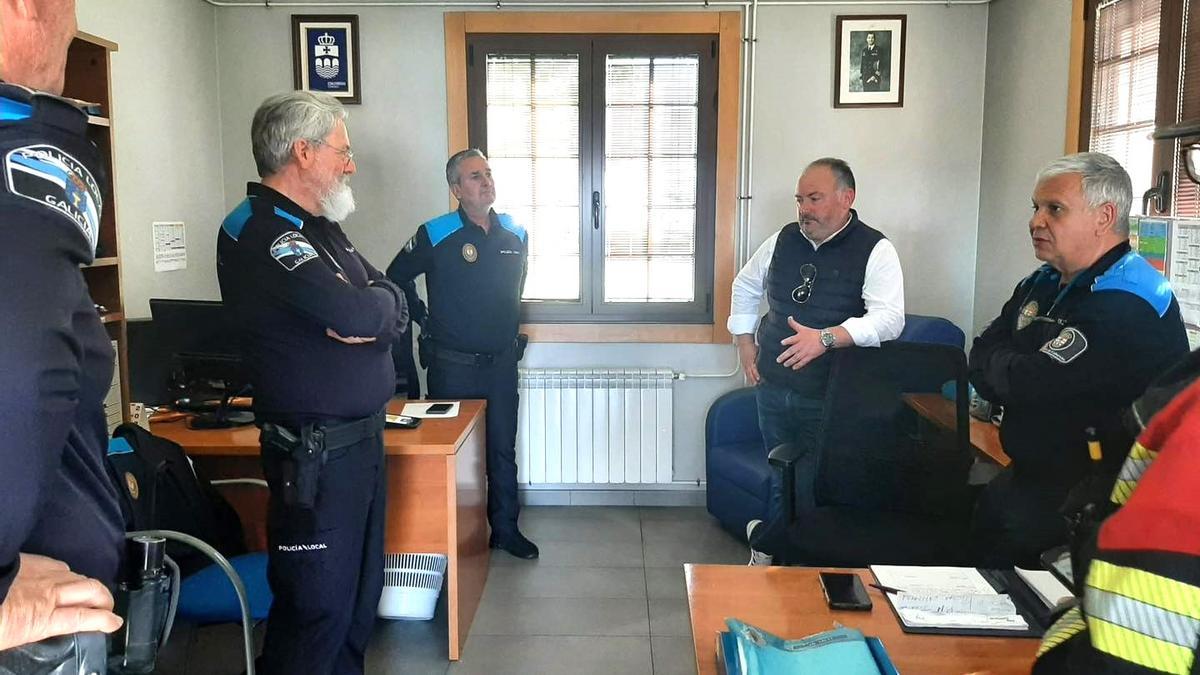 Operativo de seguridad con policías y el alcalde de Culleredo