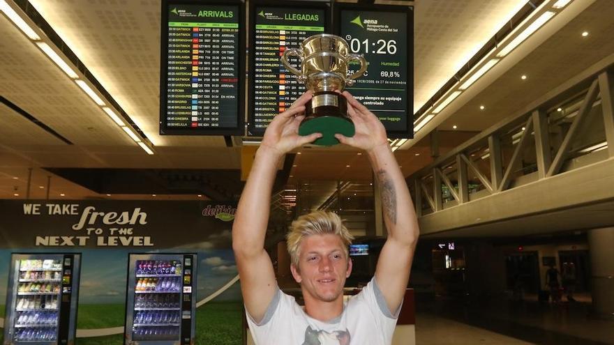 El jugador malagueño, a su llegada esta pasada noche al Aeropuerto de Málaga.