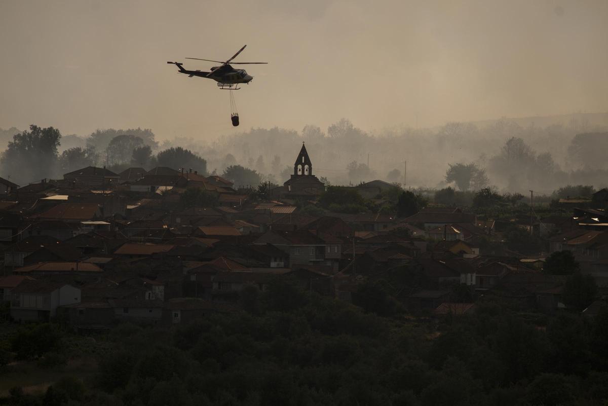 Labores de extinción en un incendio forestal en Cualedro