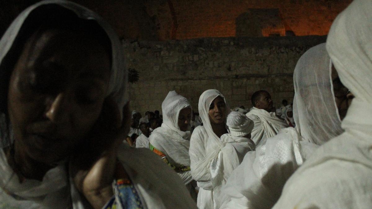 Cristianos etíopes en el iglesia del Santo Sepulcro de Jerusalén  a la espera de recibir la llama sagrada durante la Pascua del año 2023.