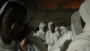 Cristianos etíopes en el iglesia del Santo Sepulcro de Jerusalén a la espera de recibir la llama sagrada durante la Pascua del año 2023.