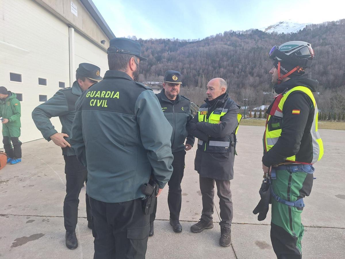 Fernando Beltrán, este martes, en Panticosa con miembros de la Guardia Civil.