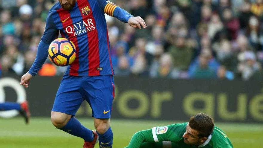 Messi intenta superar a Varas. // Toni Albir