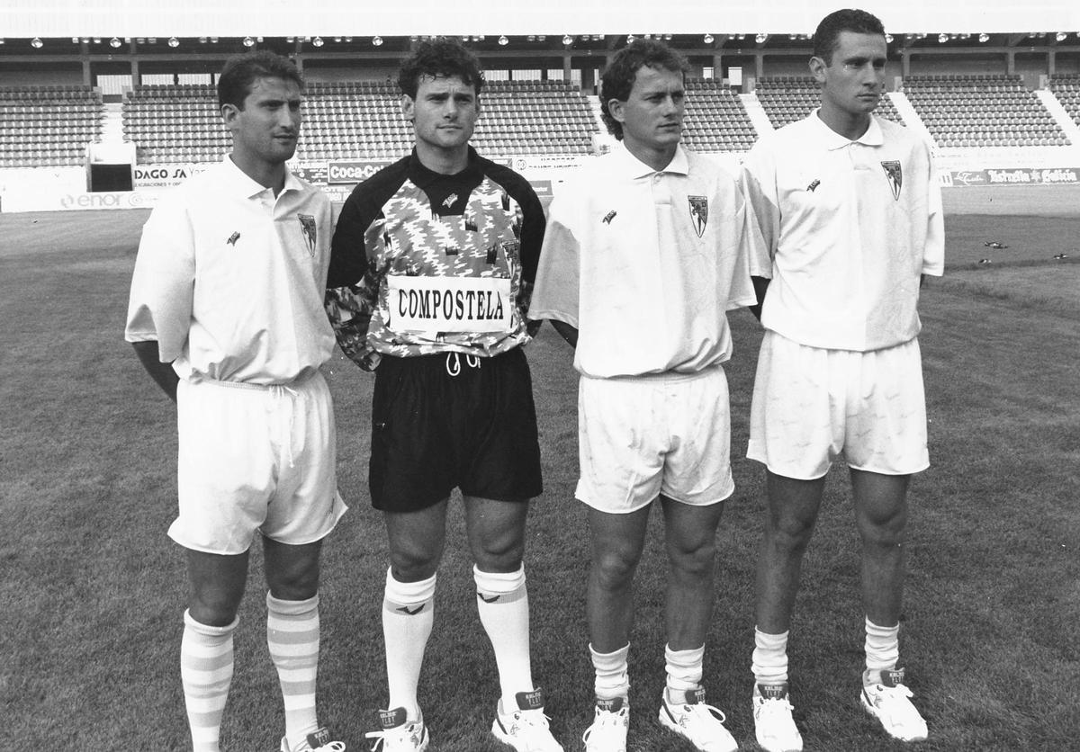 Toño Castro (primero por la derecha) se incorporó a la plantilla del Compos en 1994 junto a Villena, Falagán y Christensen.