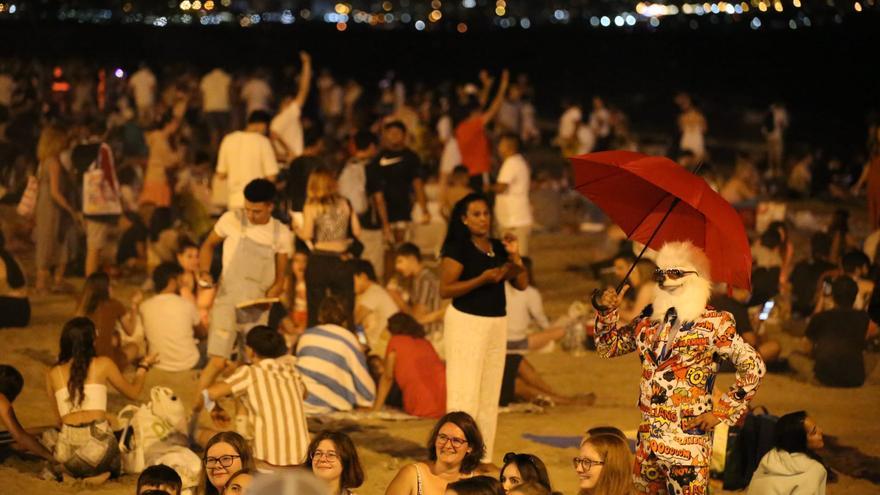 Vuelve la tradición de las hogueras a las playas de Alicante, pero sin botellón