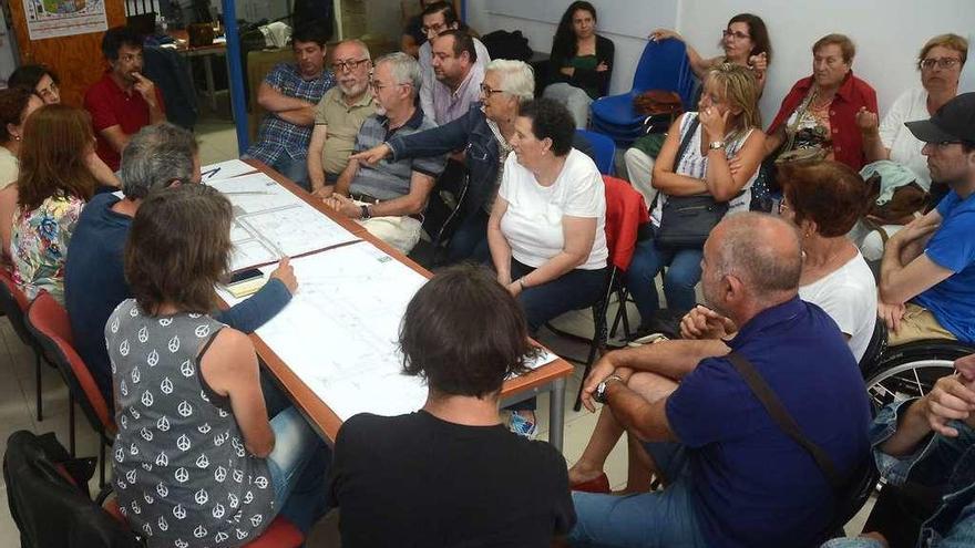 Numerosos vecinos acudieron al local de Marea de Pontevedra para conocer el proyecto. // Rafa Vázquez