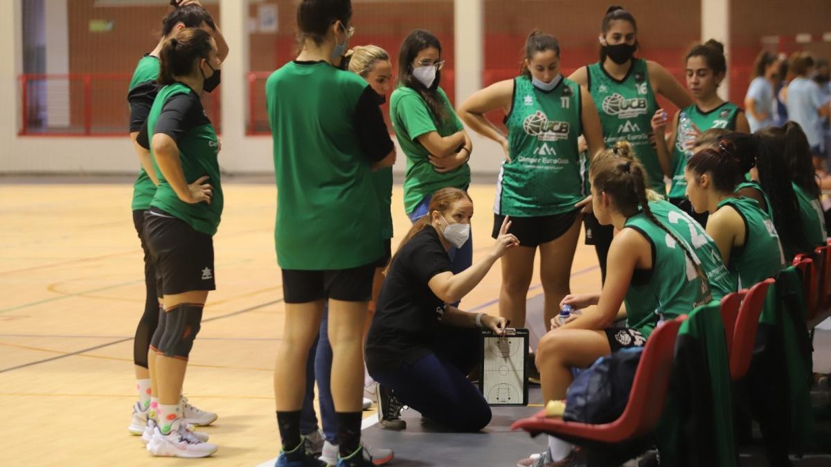 Inma Maestre da instrucciones en un tiempo muerto del UCB.