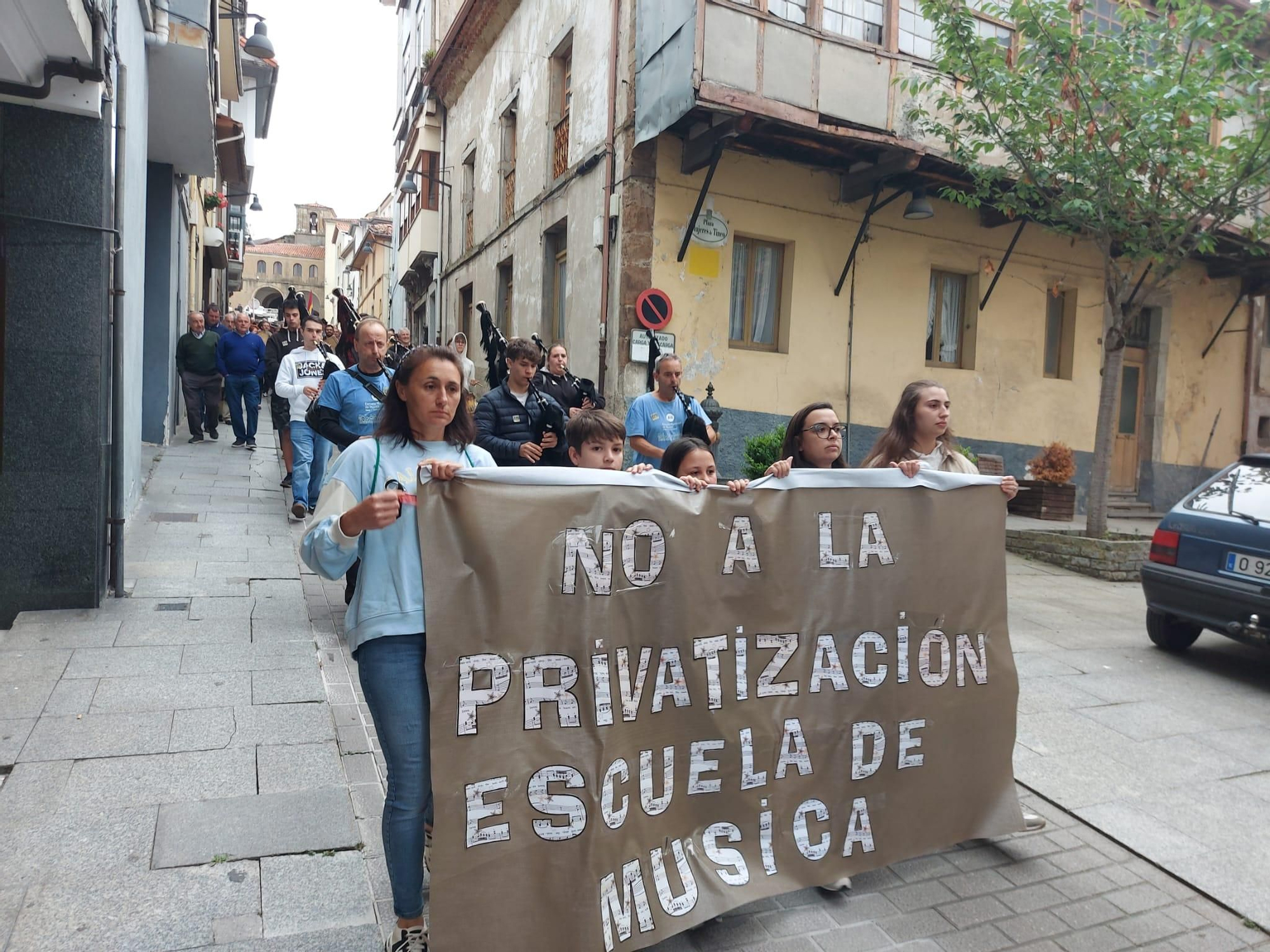 En imágenes: Así fue la manifestación contra el cierre de la Escuela de Música de Tineo