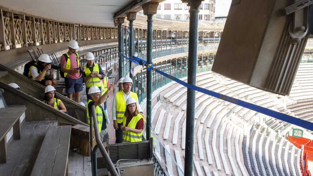 El presidente de la Diputación, Vicent Mompó, visita las obras de iluminación en la plaza de toros de València