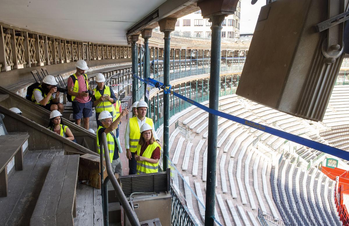 El presidente de la Diputación, Vicent Mompó, visita las obras de iluminación en la plaza de toros de València