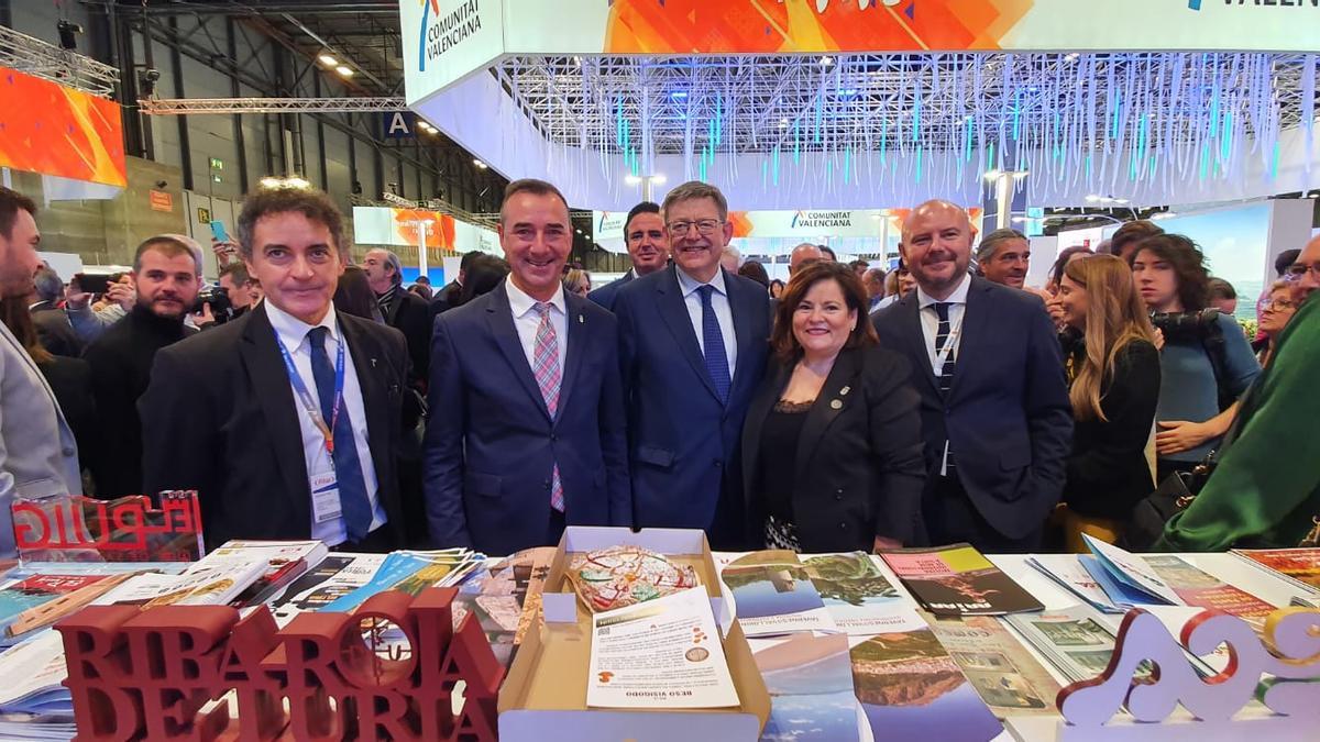 Riba-roja presenta su carta turística en Fitur junto a Francesc Colomer, Ximo Puig y Toni Gaspar. En el centro, el alcalde Robert Raga-.