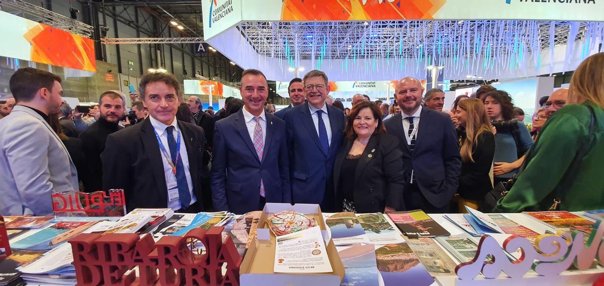 Riba-roja presenta su carta turística en Fitur junto a Francesc Colomer, Ximo Puig y Toni Gaspar. En el centro, el alcalde Robert Raga-.