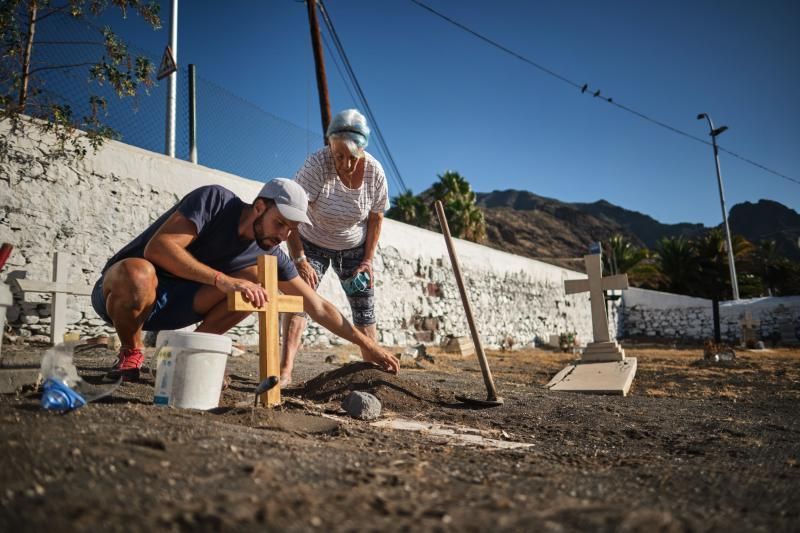 Cruces nuevas en el cementerio viejo de San Andrés