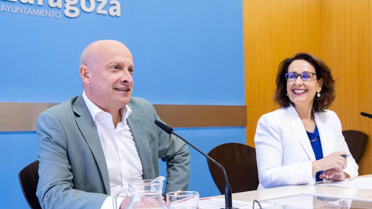 Carlos Gimeno y Eva Torres, este lunes en el Ayuntamiento de Zaragoza.