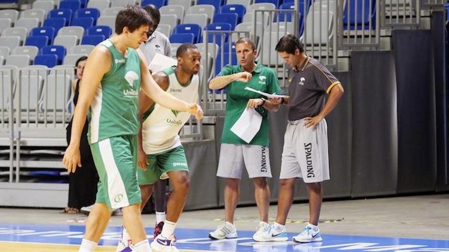 Plaza, con Herrera, en un entrenamiento, con Lafayette y Suárez.