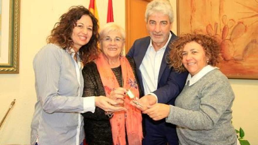 L&#039;alcalde va fer entrega de les claus del local a la Fundació.