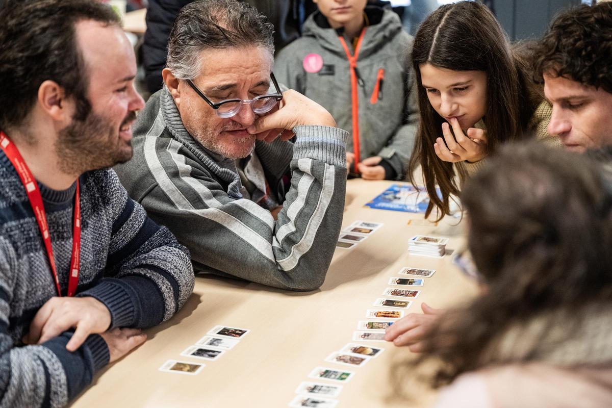 Jugadores devanándose los sesos con un juego de divulgación histórica.