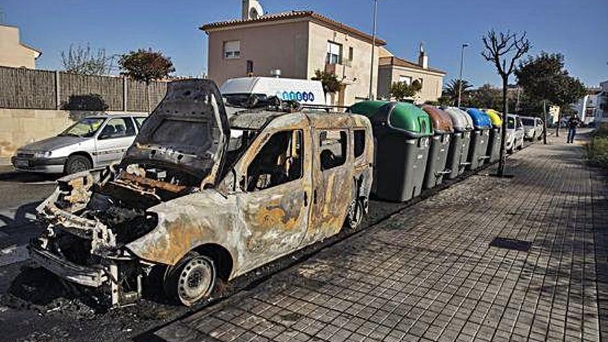 Un dels vehicles totalment cremats al carrer Alfonso Castelao de Blanes, ahir.