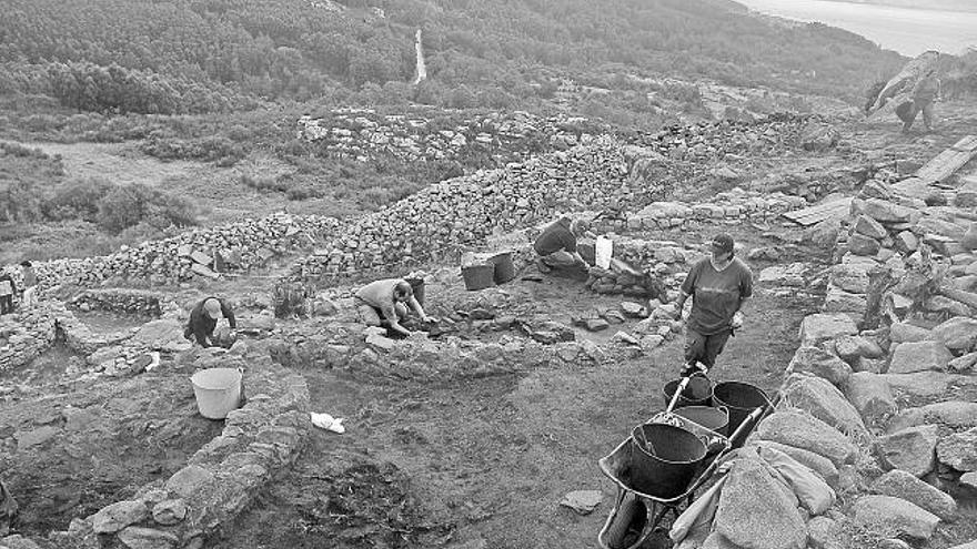 Un equipo de operarios traballando nas excavacións arqueolóxicas do monte do Facho