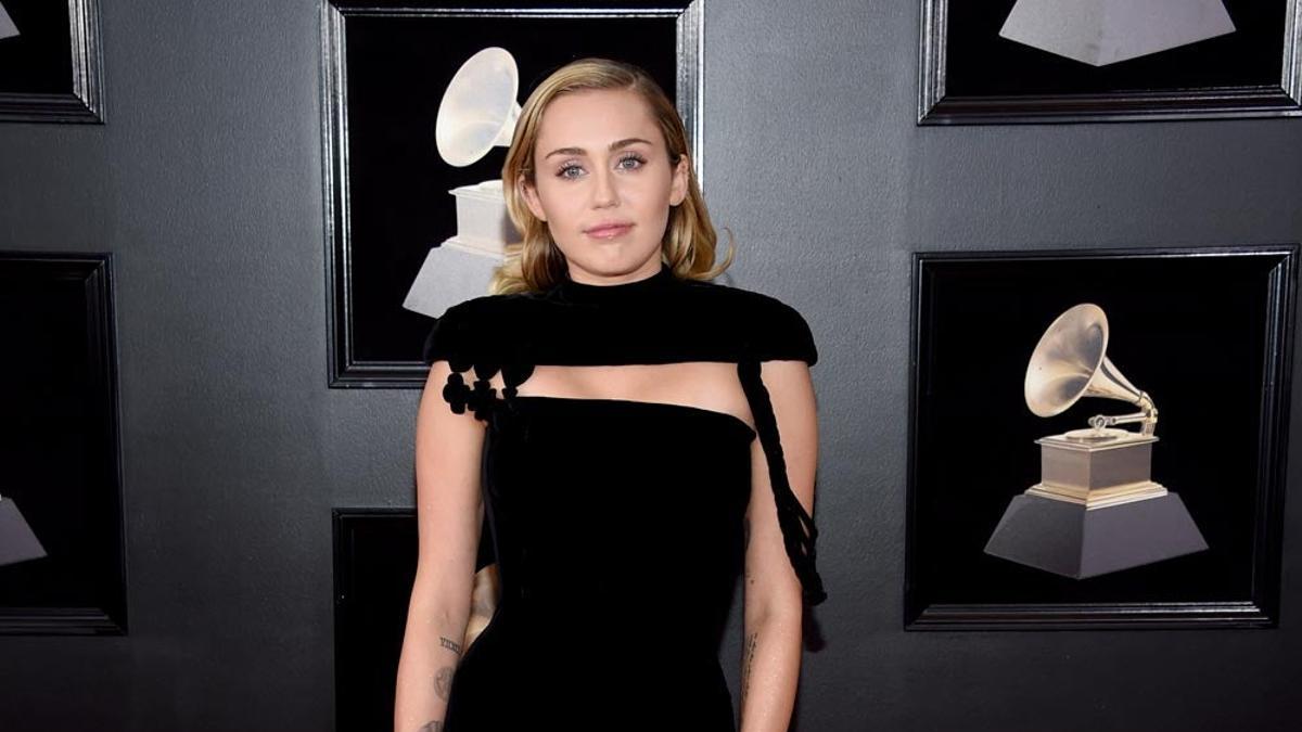 Miley Cyrus, muy elegante en la alfombra roja de los Grammy 2018