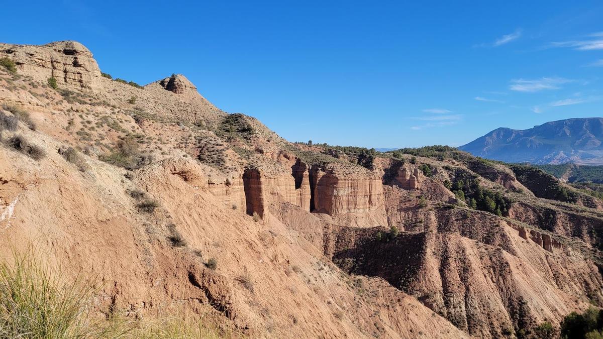 Esta es la ruta por las Chimeneas de Hadas que está a menos de dos horas de Málaga y discurre por un desierto que estuvo oculto en el mar.